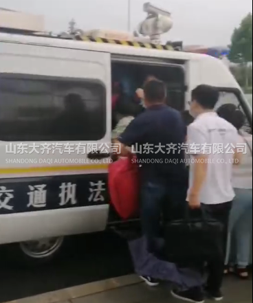 交通综合执法车运送路边被困群众
